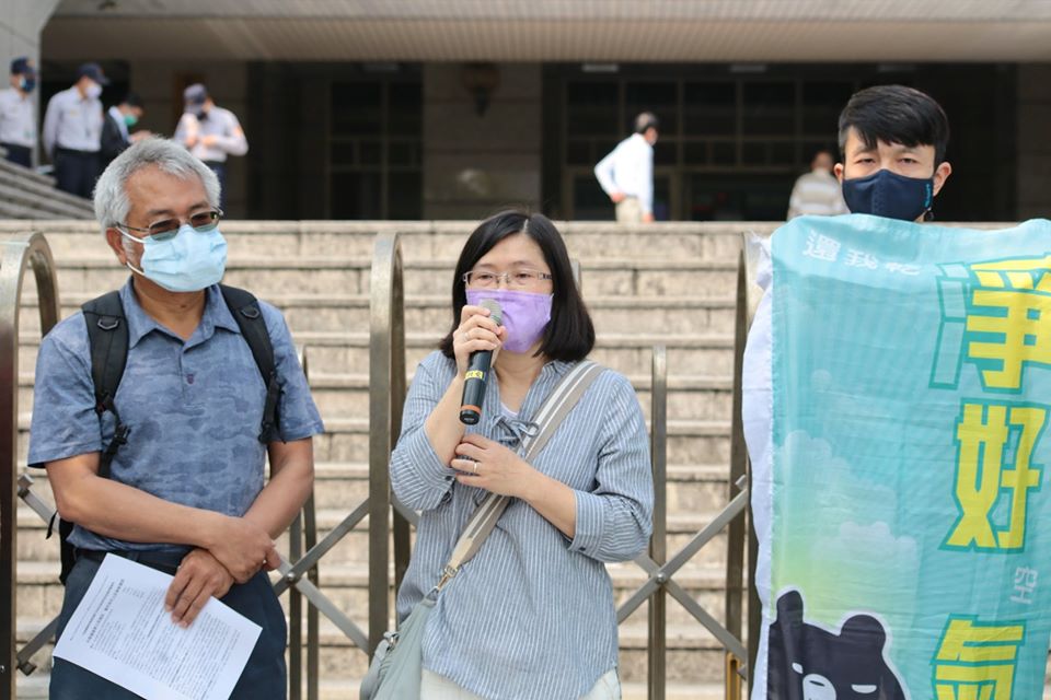 立委陳椒華台中服務處主任許心欣表示,中龍鋼鐵為國營事業子公司,面對社會空污減量的期望卻無動於衷,經查中龍近年排放量不減反增,實在說不過去。(照片來源:廖家瑞)