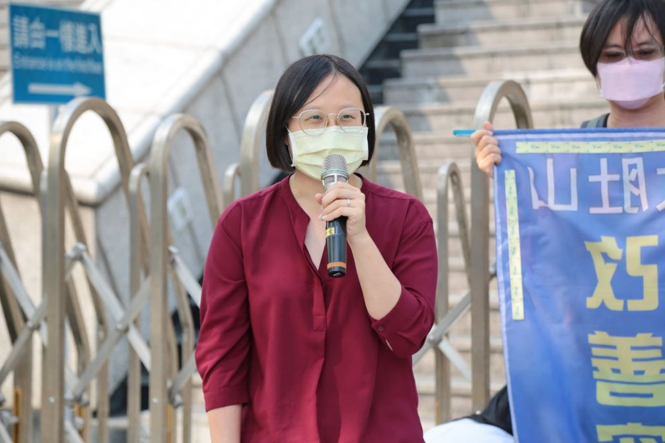 彰化縣環境保護聯盟執行秘書吳慧君則呼籲中龍鋼鐵把自己的廢棄物留在台中廠區,把公司號稱有價值的東西,留在廠區取代砂石,盡速建造完成封閉式倉庫,落實自己的產品,自己享用、自己研究的循環經濟。(照片來源:廖家瑞)