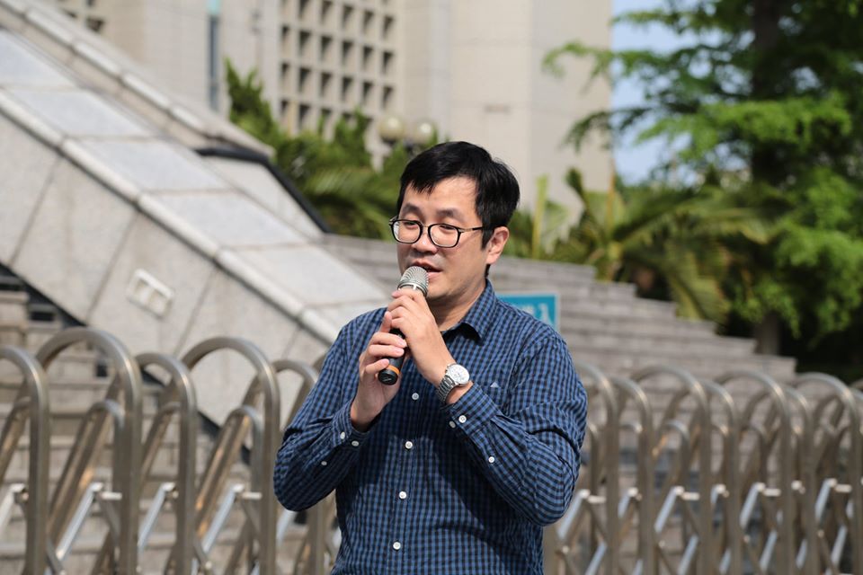 環境權保障基金會台中辦公室主任鍾瀚樞,肯定臺中高等行政法院的判決,中龍鋼鐵有毒廢棄物扣除含水率,總量依舊暴增超過原來核可量10%,依法應該重做環境影響評估。(照片來源:廖家瑞)