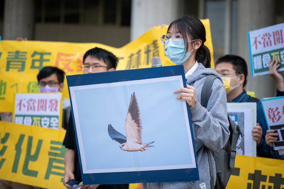 彰化縣高中學生羅同學提到，將被開發的萬興農場是許多鳥類甚至保育類動物的棲地，工業區設廠定址對生態的侵害同時也是對人類造成危害。